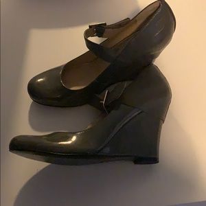 Beige high gloss wedges